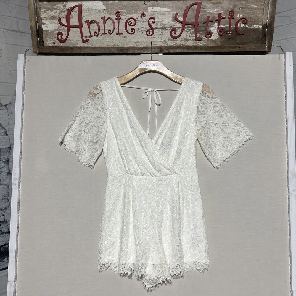 Three Pink Hearts Womens Romper Sz M Cream V-Neck Lace Short Sleeve